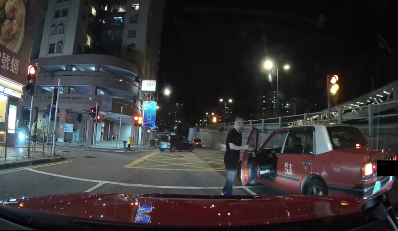 車Cam直擊｜荔枝角道男子中途落的士　司機踩油門撞乘客畫面曝光