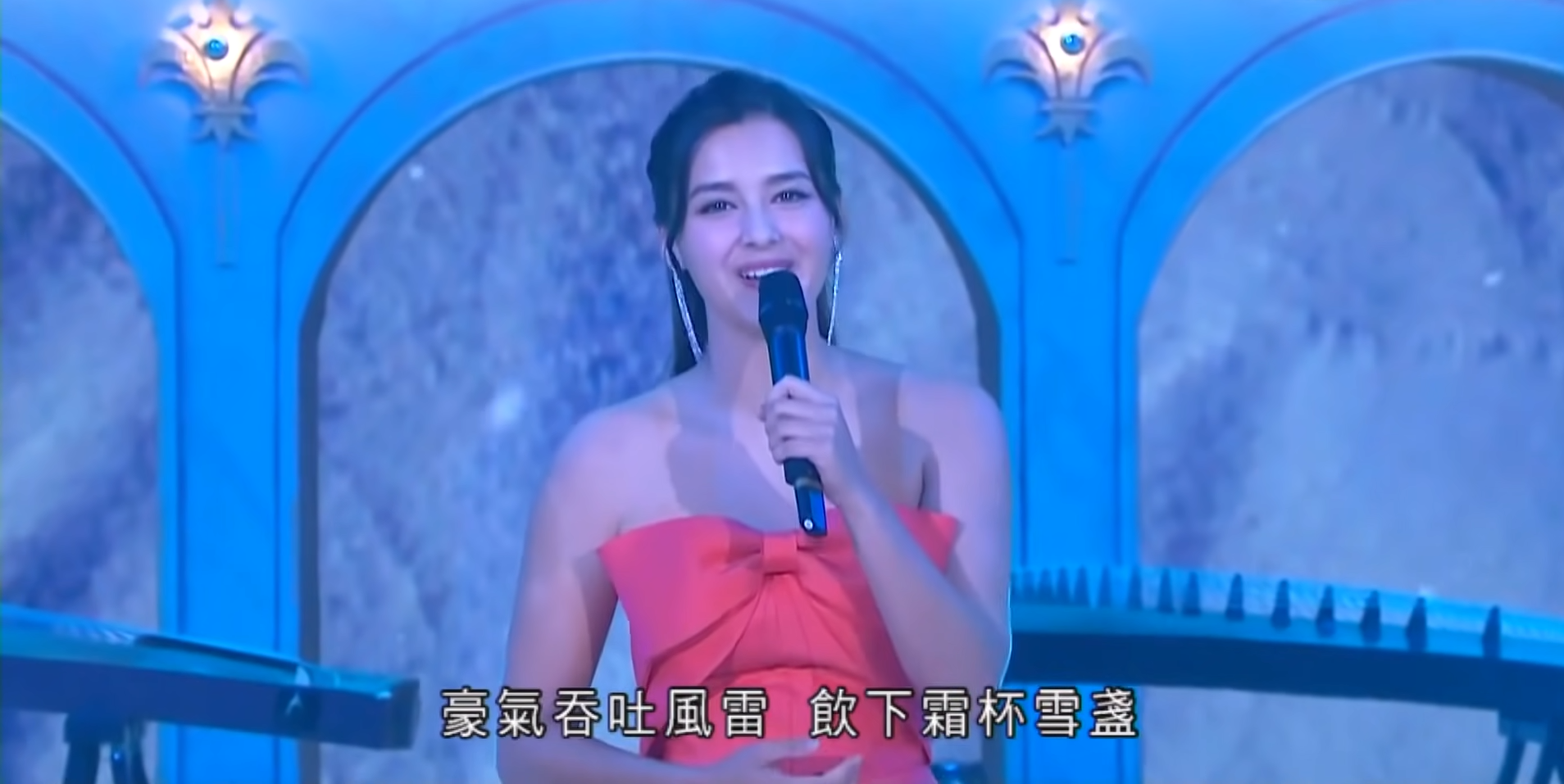 謝嘉怡喺2020年台慶獻唱《萬水千山縱橫》，可謂「技驚四座」。