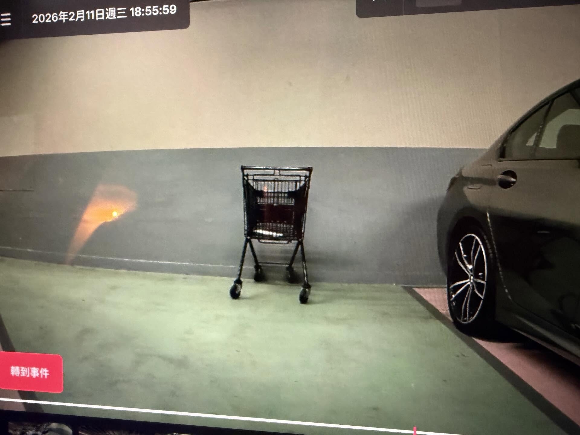 其中一名長髮女子疑在整理完物品後，把超市手推車推向牆邊，並將其遺下。（Threads圖片／garypo__）