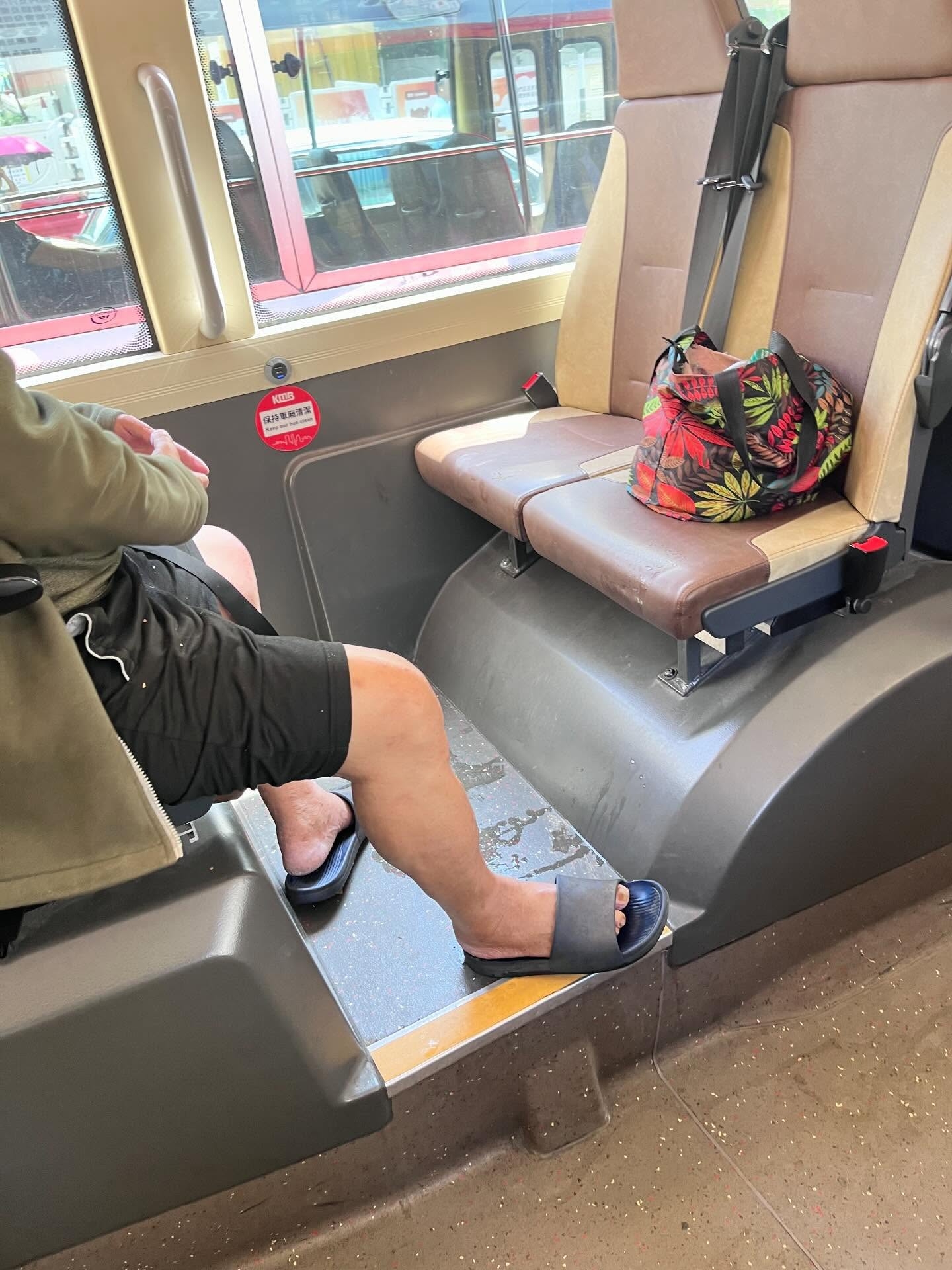 九巴阿伯車廂內當眾小便行為噁心　滿地尿液周圍流動　乘客：成個人呆咗(Threads@au_yeung865)