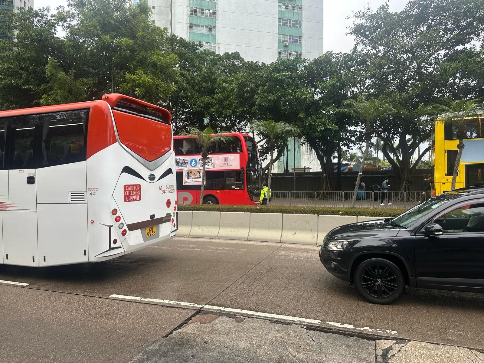 小西灣道爆鹹水管。(FB@植潔鈴 Elaine Chik)