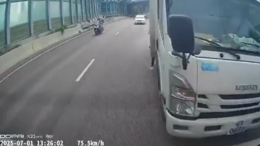 車Cam直擊｜吐露港公路貨車開快車失控　打「白鴿轉」飄移連跨3線