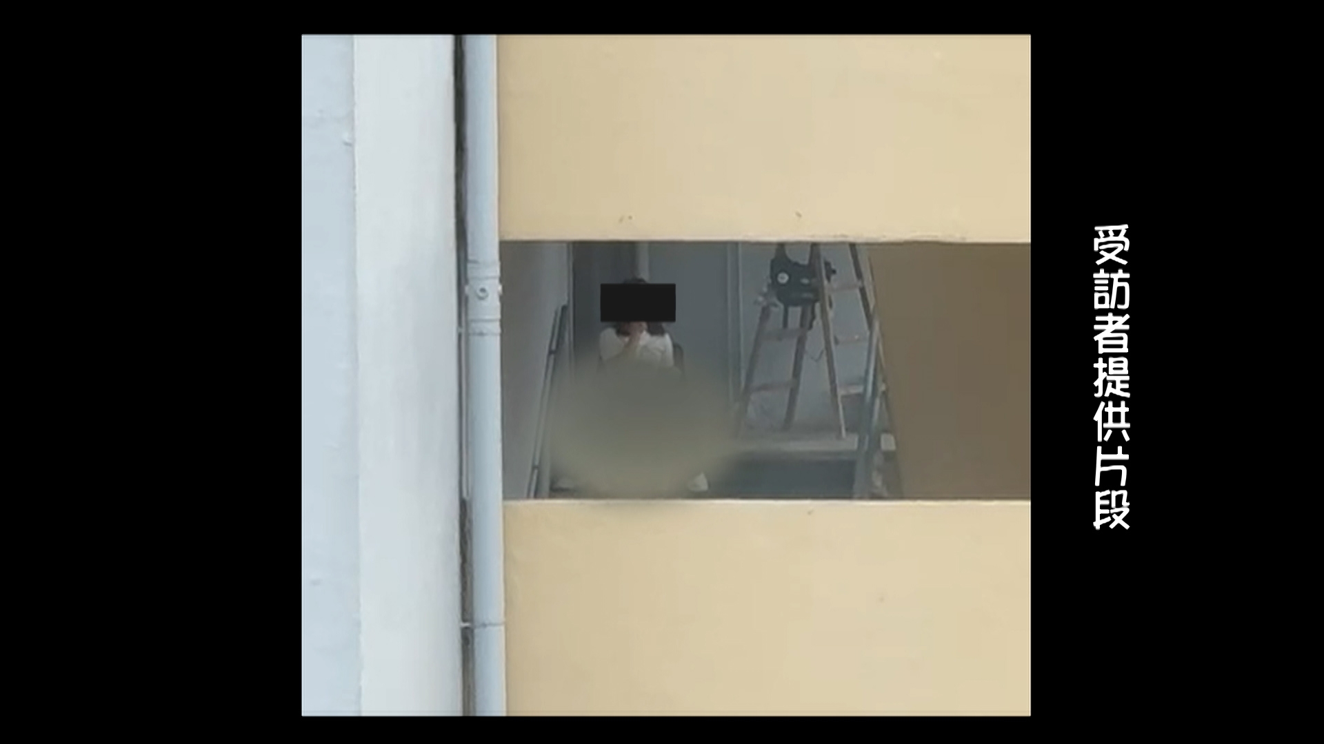 影片之初，片中男子坐在梯級，而女子則跨坐在男子身上，之後還有所動作。在過程當中，女子不時周圍觀察，留意有沒有人路過。