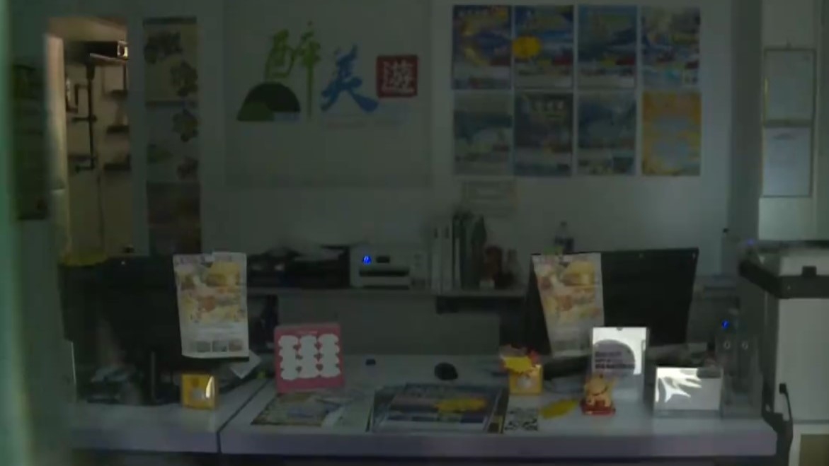 該公司在旺角商廈的分店，今日（12月3日）上午沒有營業，未見有結業告示，大門貼上旅遊業賠償基金電話。（網上圖片）