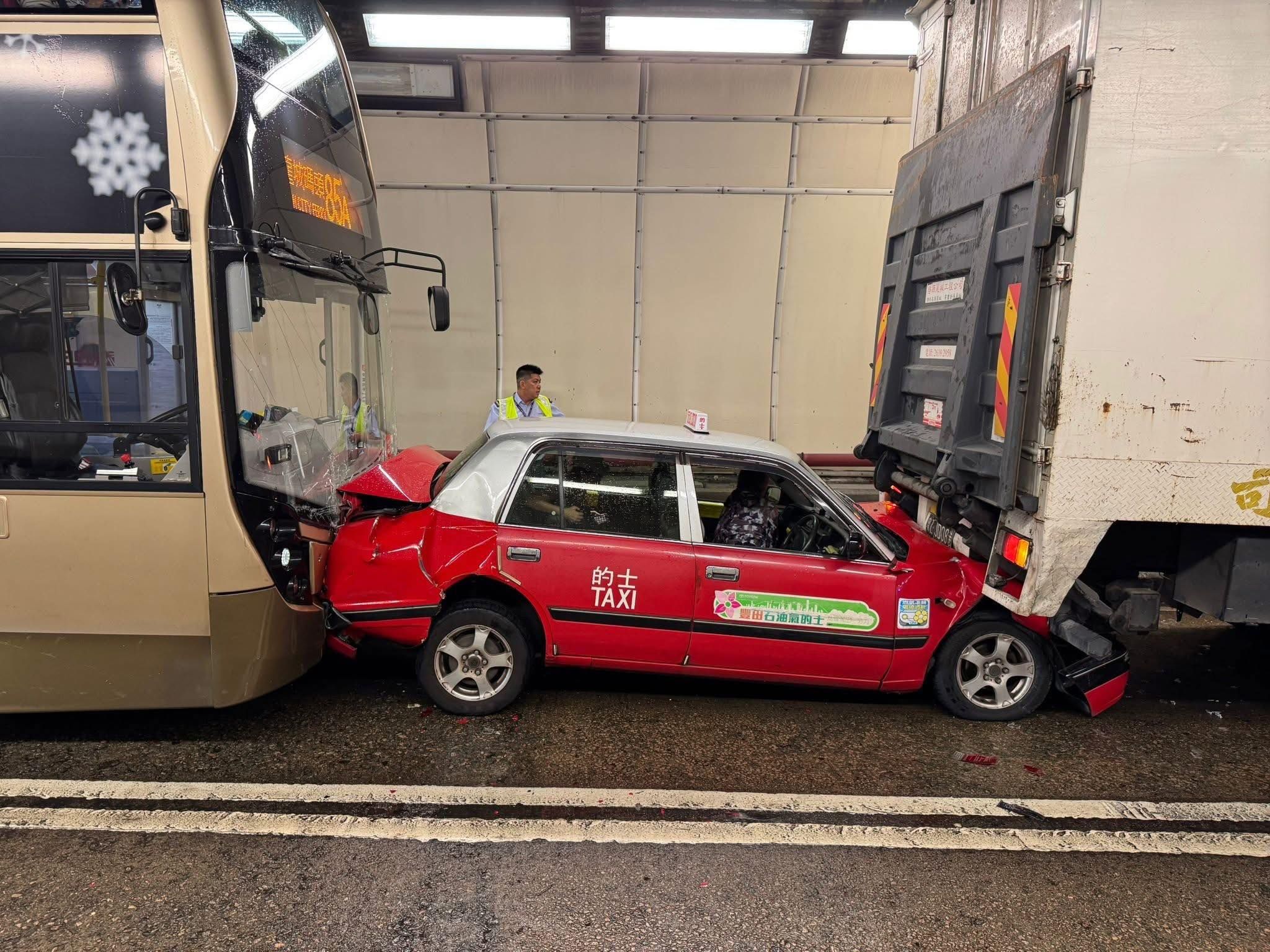 獅子山隧道3車串燒車禍　的士慘變「三文治」司機受傷送院