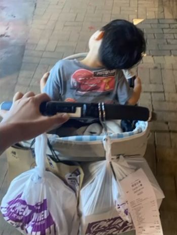 港媽化身步兵推BB車送外賣