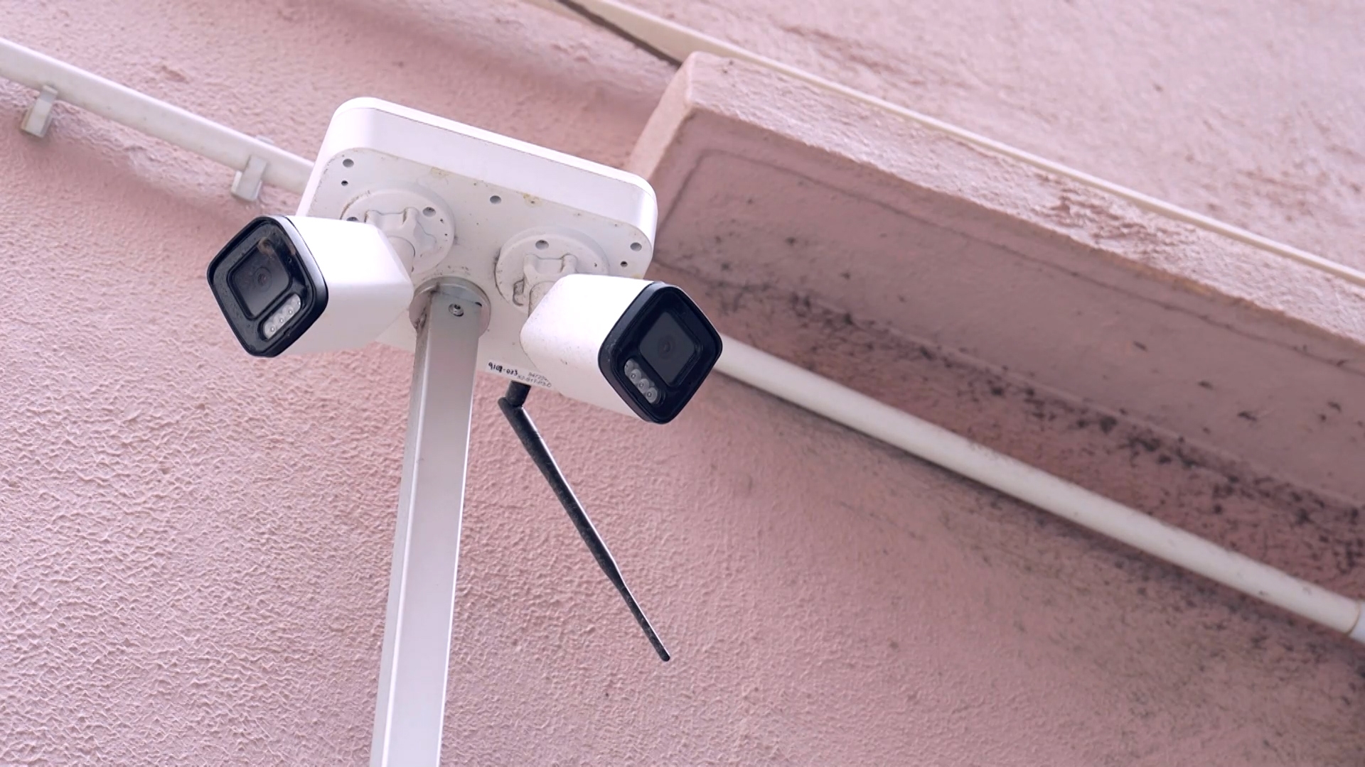 除了安裝網絡攝像機以遏止非法棄置垃圾外，署方亦於2022年開始容許食肆在符合特定情況和條件下，在後巷擺放大型垃圾桶，用以暫存垃圾，待清潔人員收集。