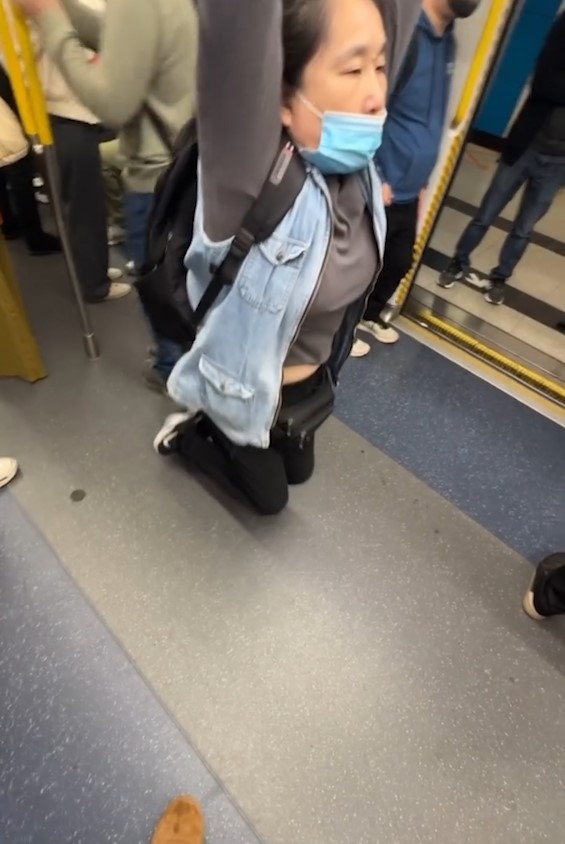 東鐵線「女蜘蛛俠」出沒　玩扶手吊環盪鞦韆　網民：真係無家救 (Threads@lilordon)