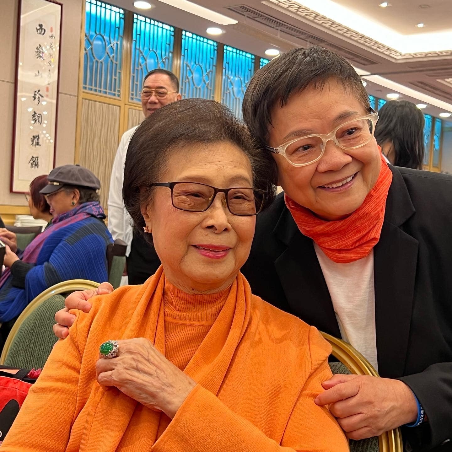 名伶羅艷卿同資深傳媒人汪曼玲都有到賀