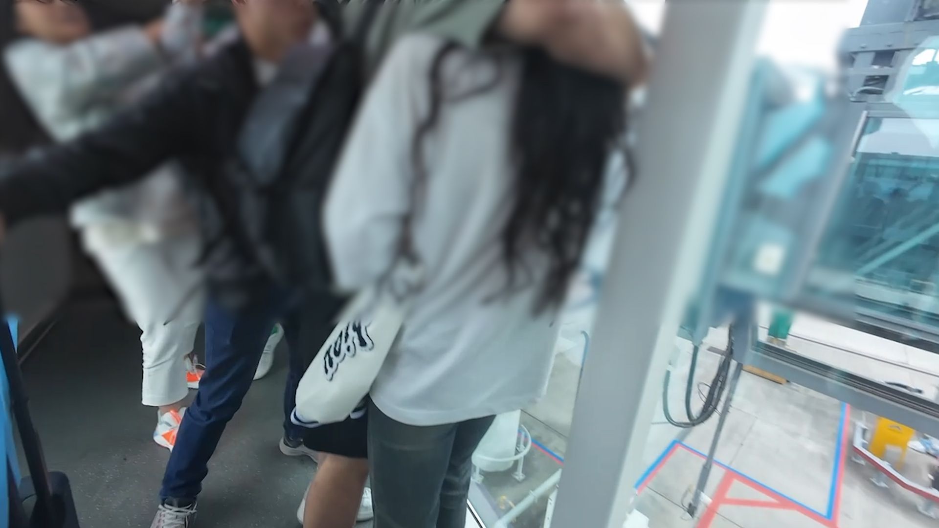 港航印尼峇厘航班惡夫婦罵空姐再撞乘客，男子一度揮拳兇人。