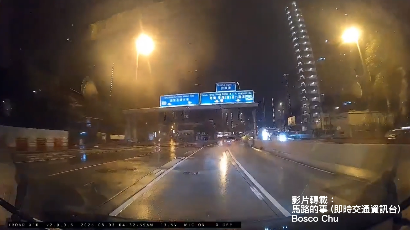 車Cam直擊｜龍翔道恐怖車禍，私家車疑「雨中跣軚」失控炒橋壆。(影片轉載：馬路的事 (即時交通資訊台)Bosco Chu)