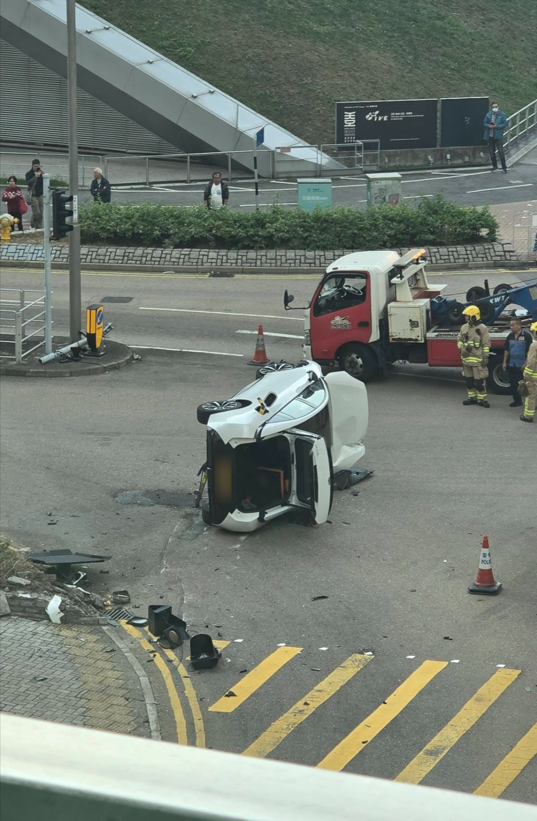 調景嶺私家車「自炒翻側」　撞毀交通燈後碎片散落一地　司機自行爬出 (FB@Calbee BGor)