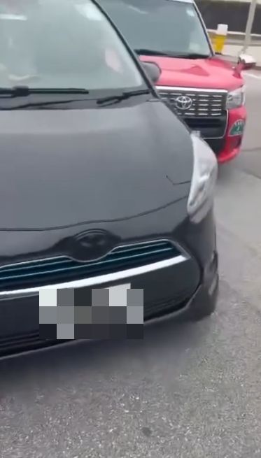 有片｜的士司機不滿被搶客舌戰網約車司機