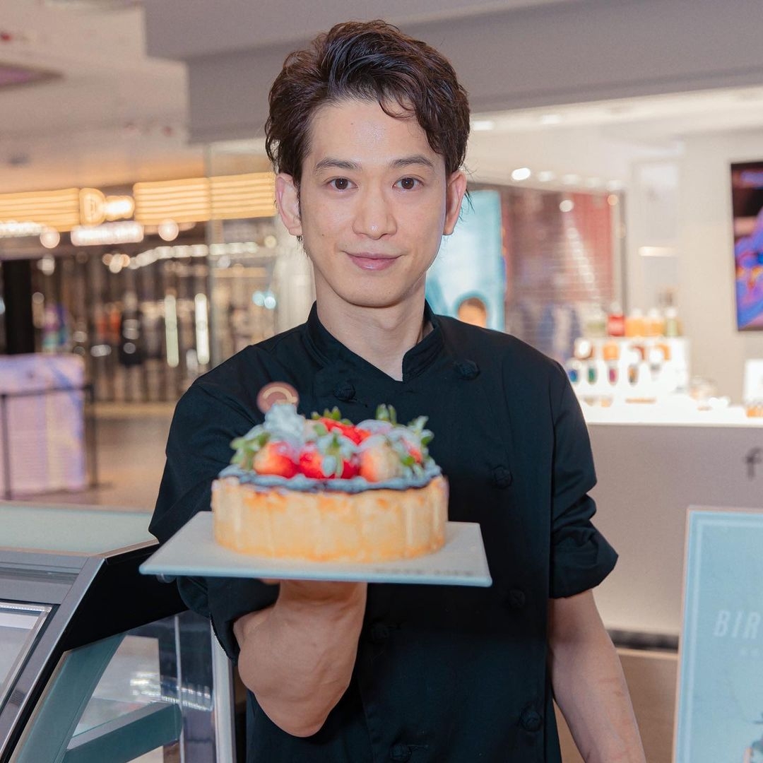 有指龔嘉欣男友松岡哲也目前於尖沙咀K11 Art Mall 及銅鑼灣SOGO經營兩間蛋糕店。