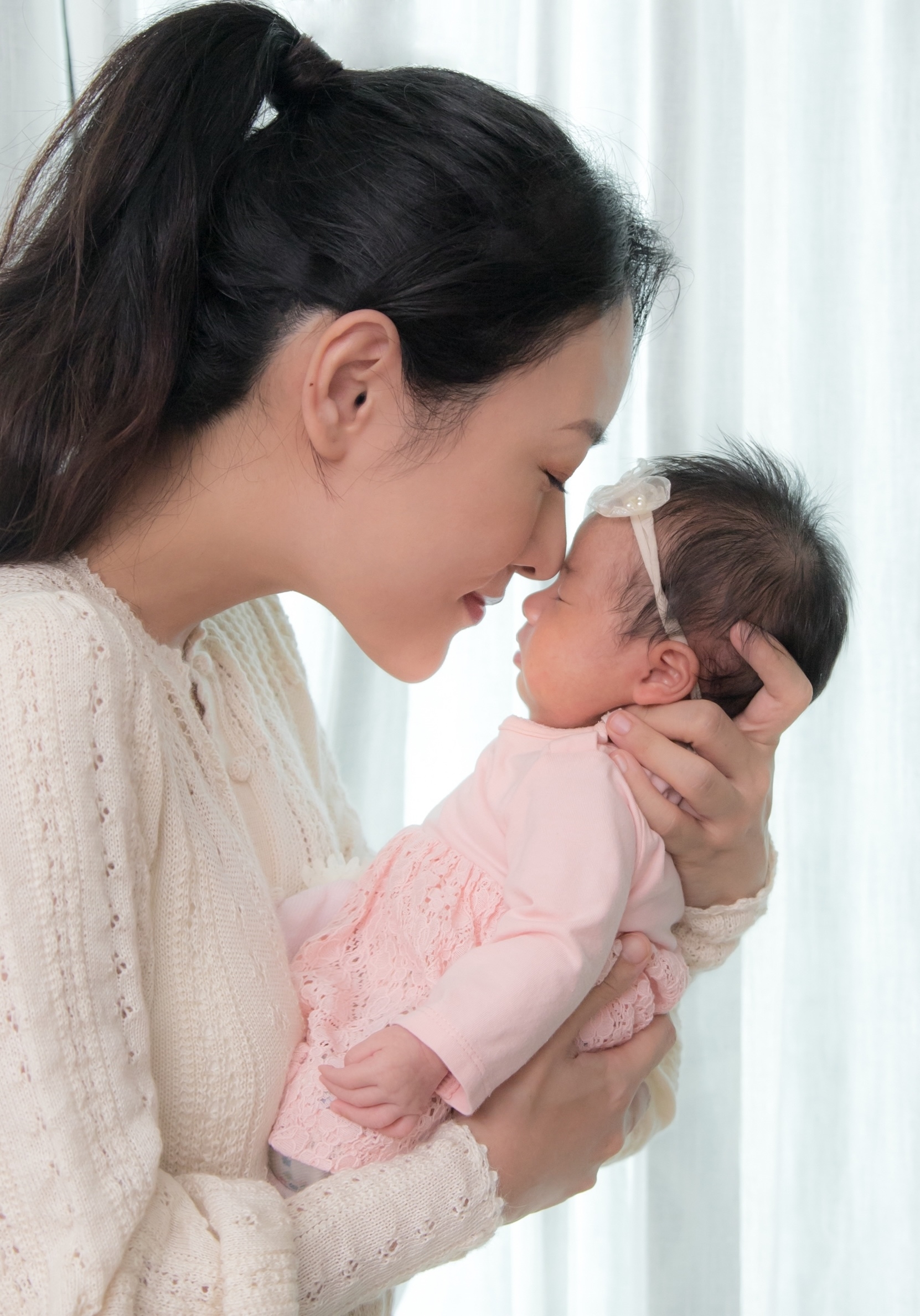 Abella雙喜臨門，新歌與細女同時「面世」