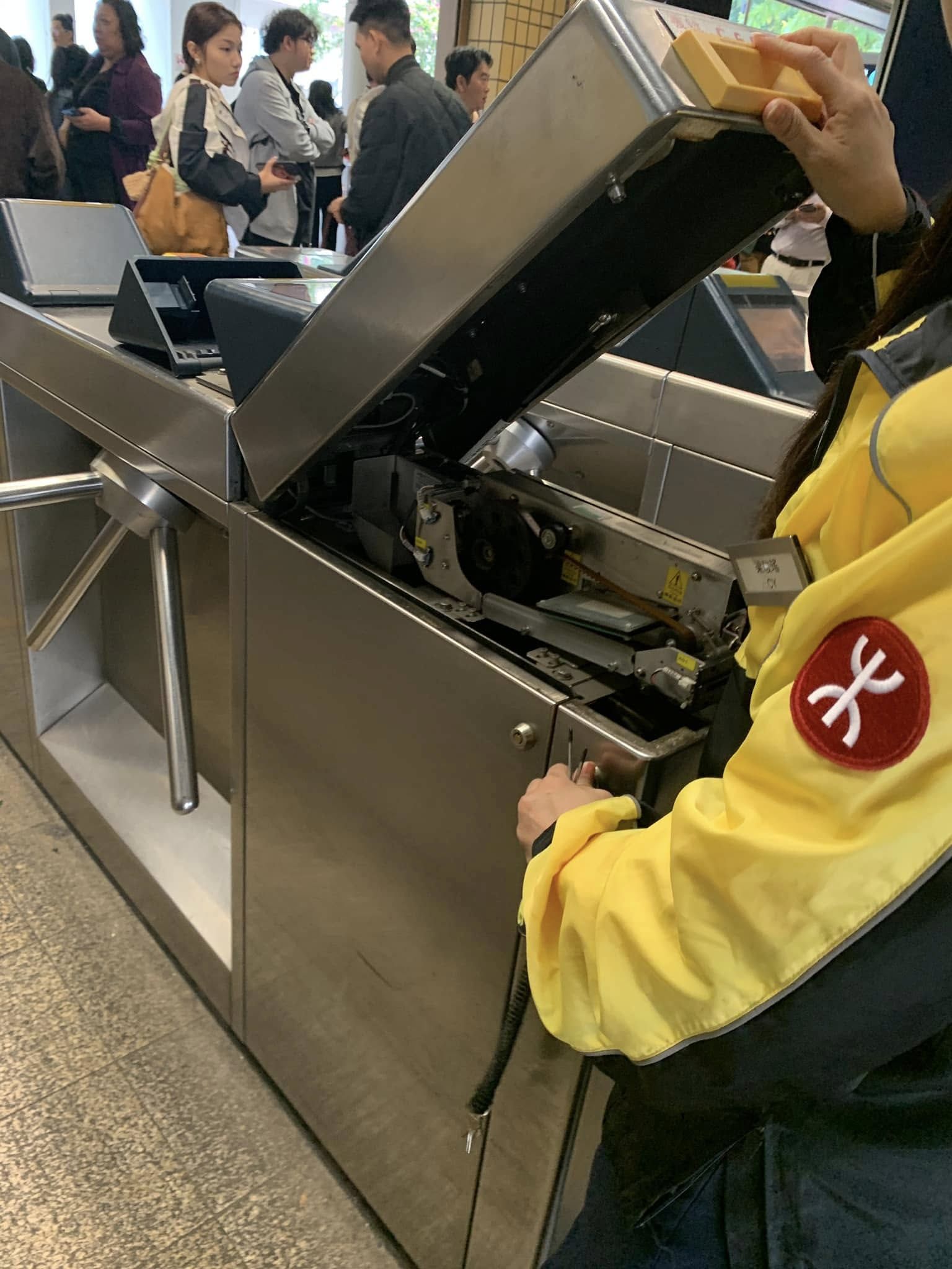 上水港鐵站內地婦唔識「嘟」八達通塞錯單程票入口