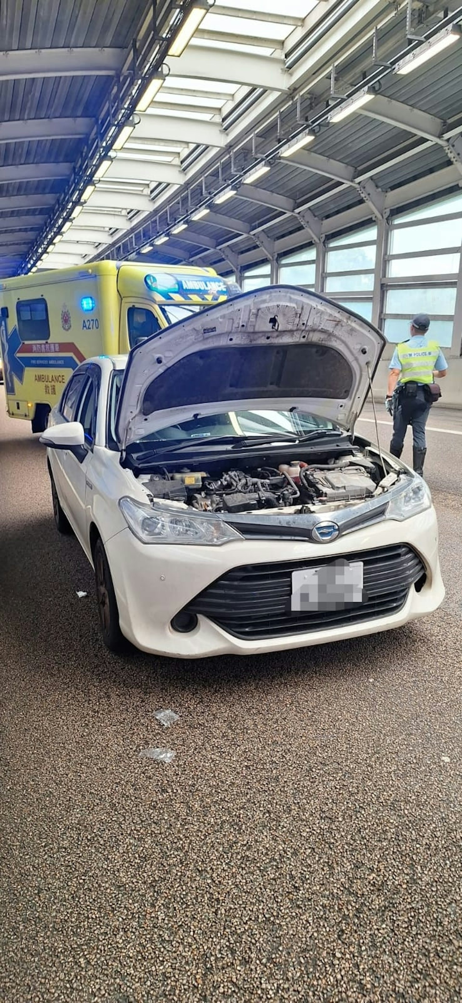 六輛私家車懷疑經過非法改裝，被拖往汽車扣留中心作進一步檢驗。（警方圖片）