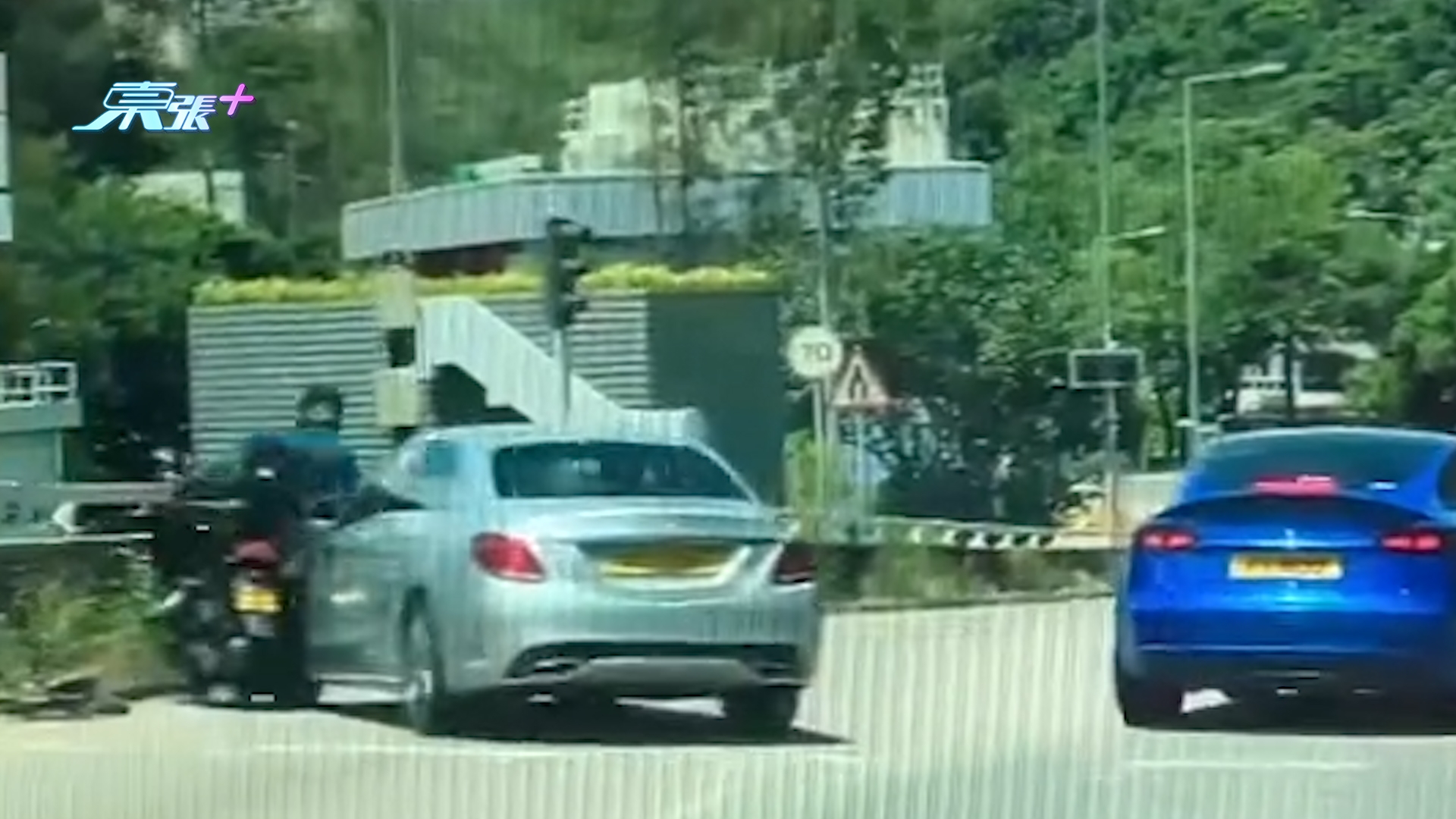 車Cam直擊｜大埔汀角路車禍　女司機炒車撞向電單車　鐵騎士秒被撞飛