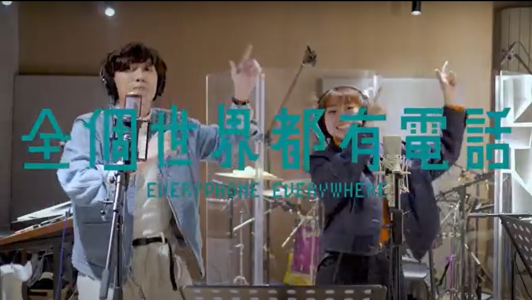 周漢寧及麗英為電影合唱插曲《網騙》。
