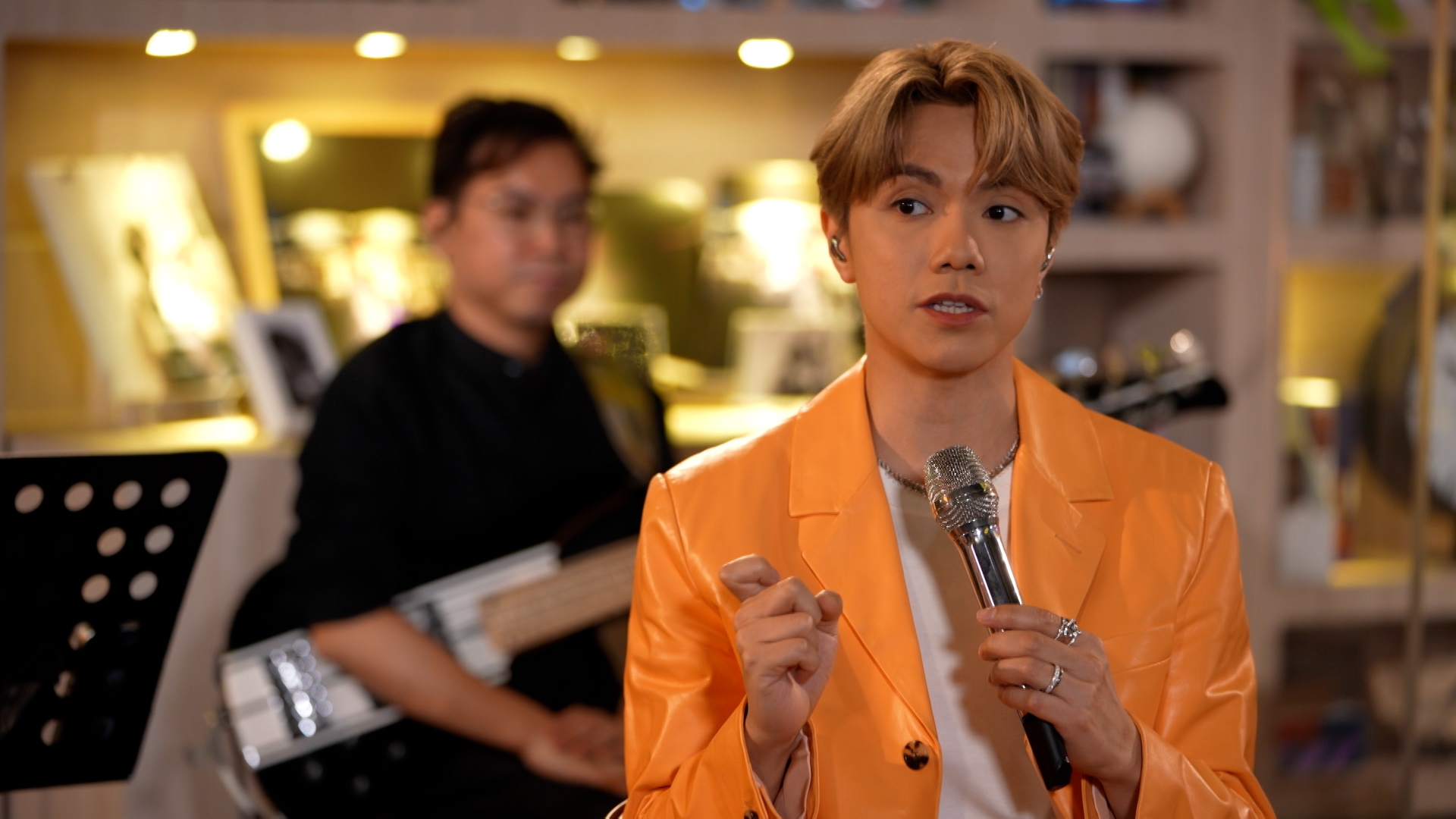 軒公獻唱咗佢首歌曲。