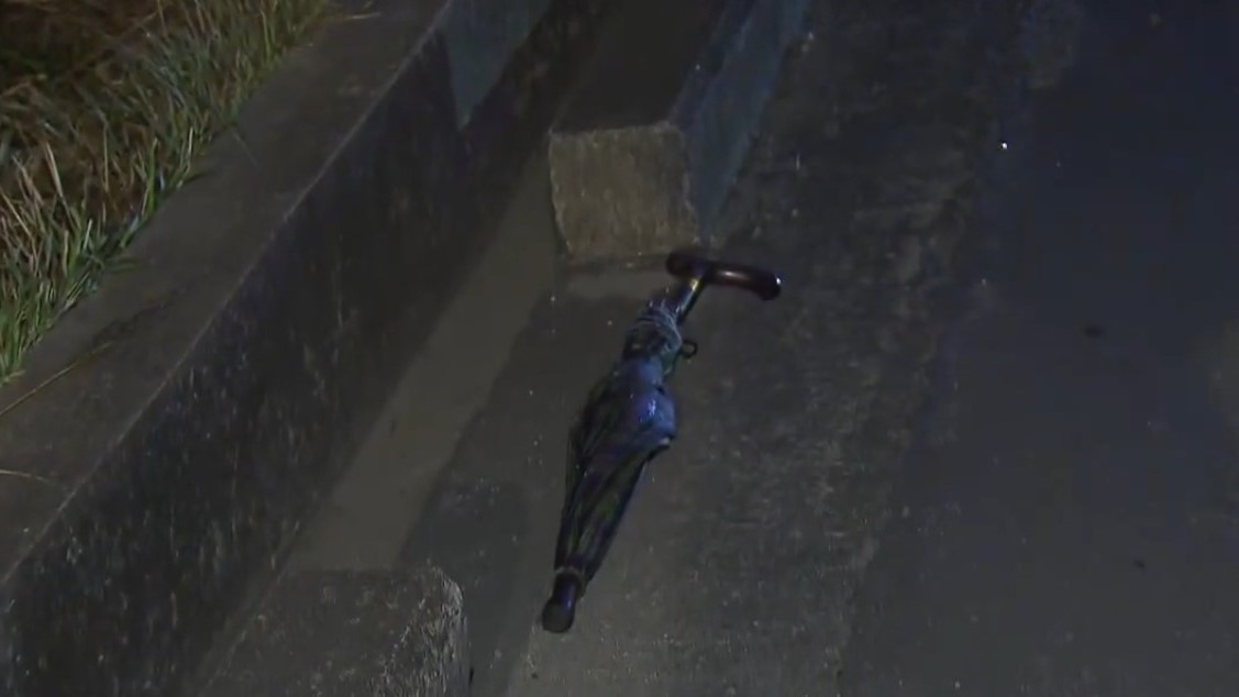 地面遺下一把長傘。（網上圖片）