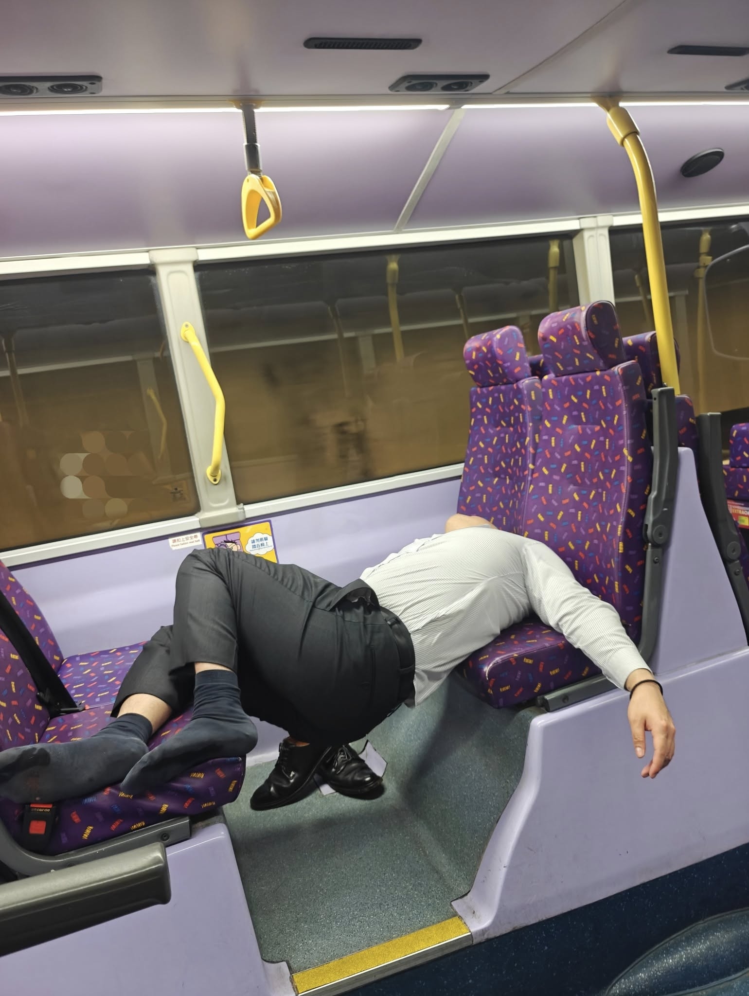 城巴醉客「高難度睡姿」橫跨座位惹網民熱議，後續司機現身處理。(FB@Lau Toby)