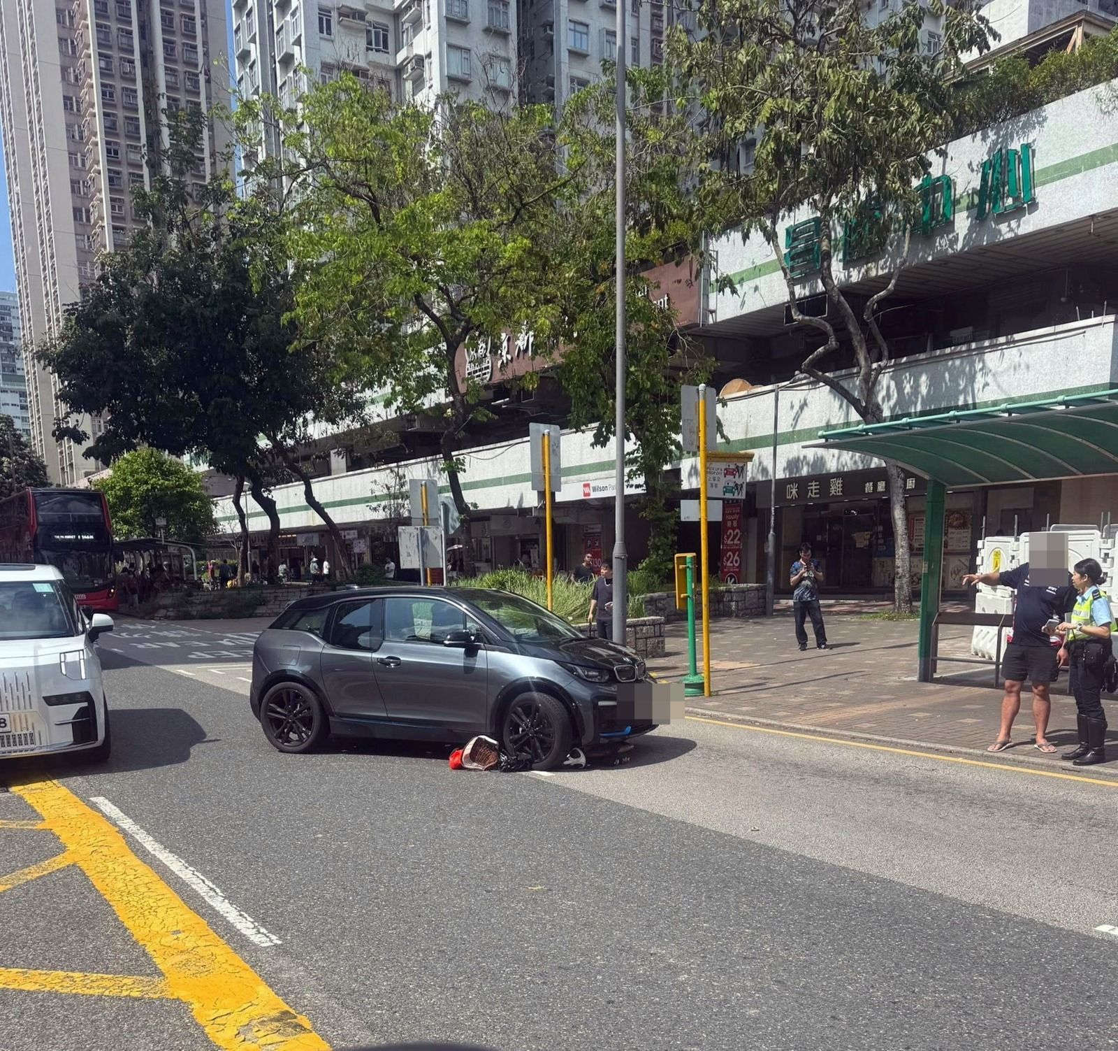 網上相片可見，一輛單車被捲進涉事私家車底，更被前轆壓住，單車框架變形。