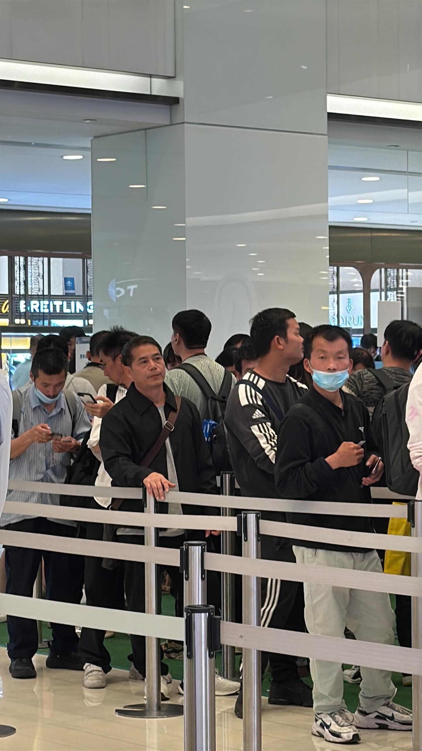 有疑為黃牛在場內買Chiikawa