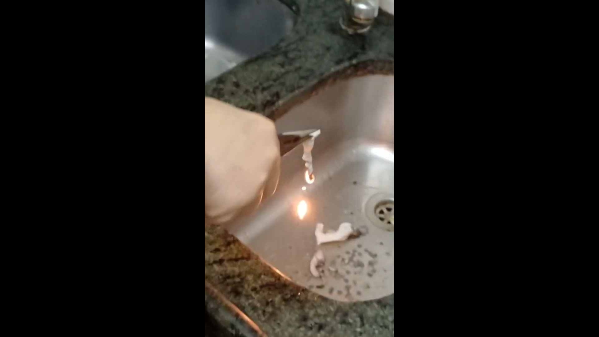 吳小姐指，有居民曾經用火燒棚網以測試其安全性，發現燃燒時棚網不停有火屑掉下來，直到該片棚網燒盡為止，而其他報章都說那份報告懷疑是假的。