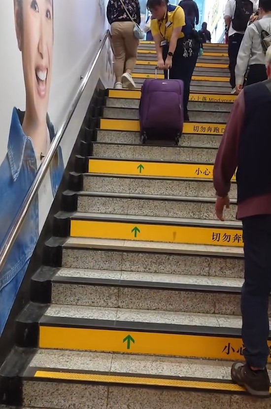 港鐵苦命職員慘變「阿四」幫姐姐搬行李上樓梯　網民：做工人嘅工人