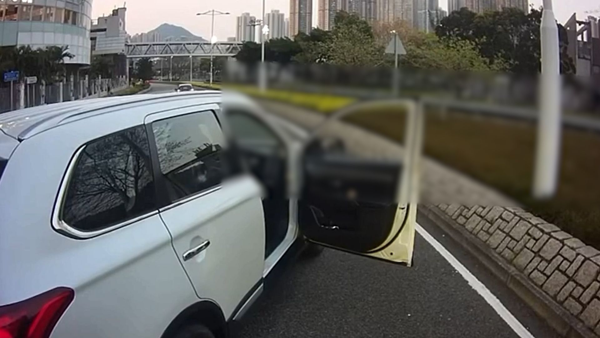 有片｜將軍澳白色私家車螺旋處閘車及讓線沒停