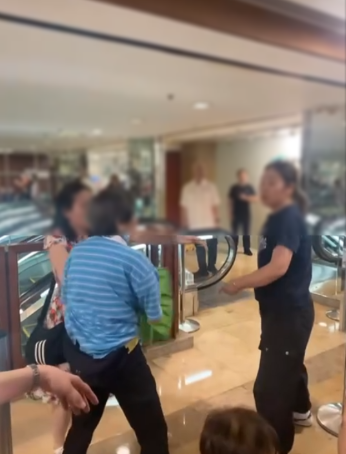 排隊黨MMA｜3女子金鐘運輸署霸位內訌衝突　阿婆膠袋出手狠擊「蛇頭」