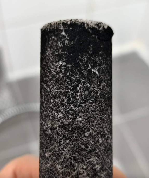 粉嶺皇后山邨食水現黑點　專家疑或源自舊喉管瀝青碎片剝落