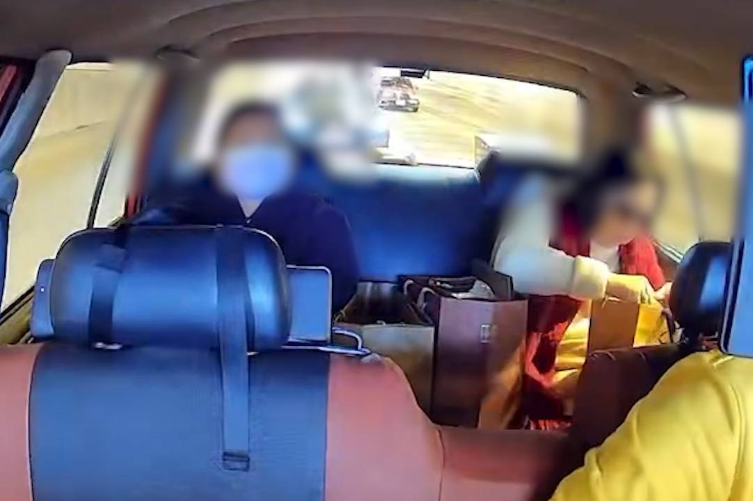 富婆出巡搭的士用「垃圾袋」墊位。(FB@高囂)