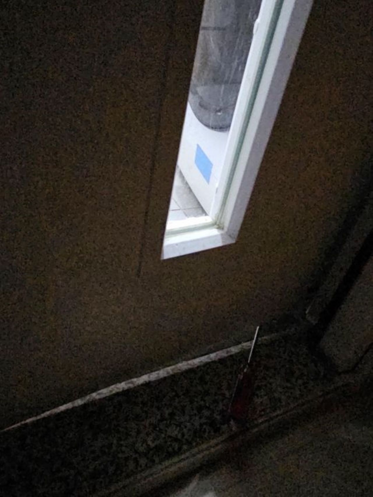 有人從技術角度提供建議，全面分析洗衣機體積及門縫大小，建議帖主使用工具插入門縫將洗衣機推回去，可惜皆以失敗告終。