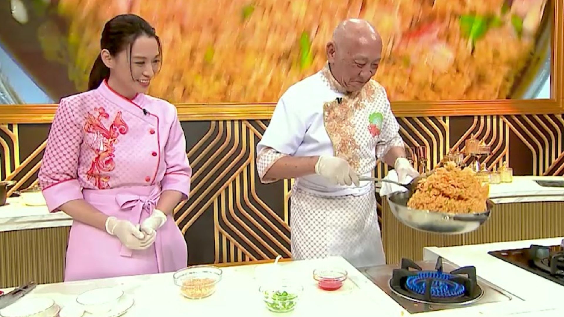 鼎爺即場炮製「黃金炒飯」顯功架。