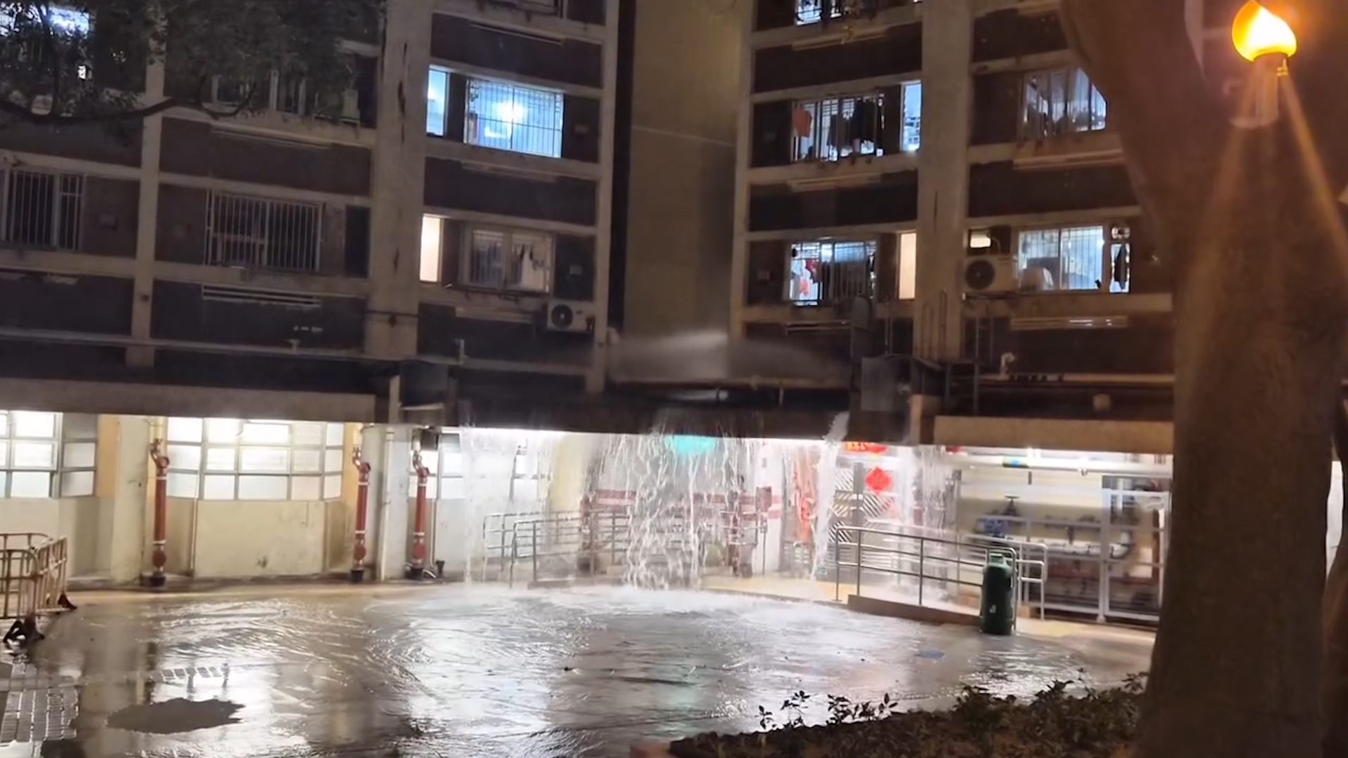 東張西望報料｜樂華南邨喜華樓爆水管變「水舞間」　居民無奈：當豬籠入水