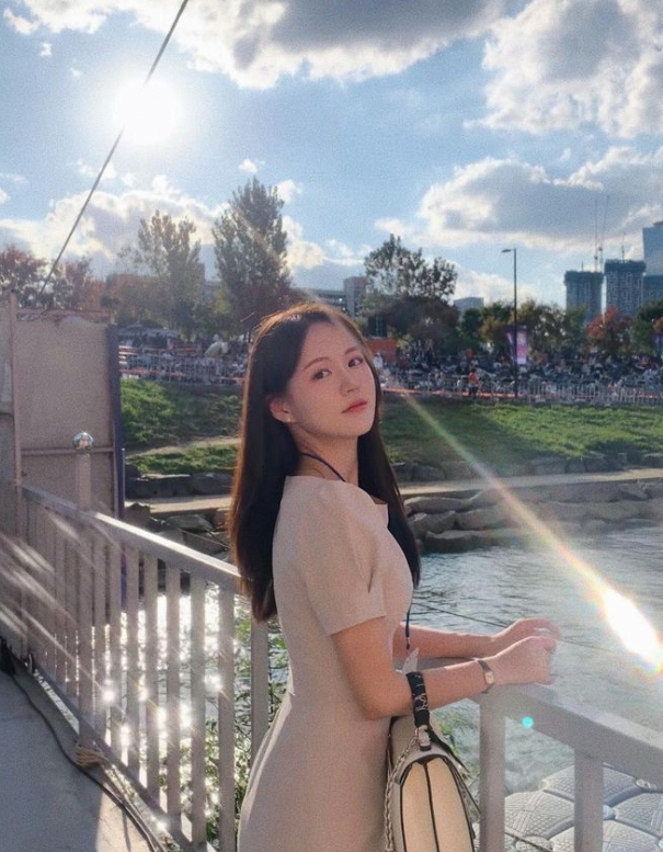 金有娜的最後貼文穿著一身淡粉色連身洋裝，在陽光下留倩影