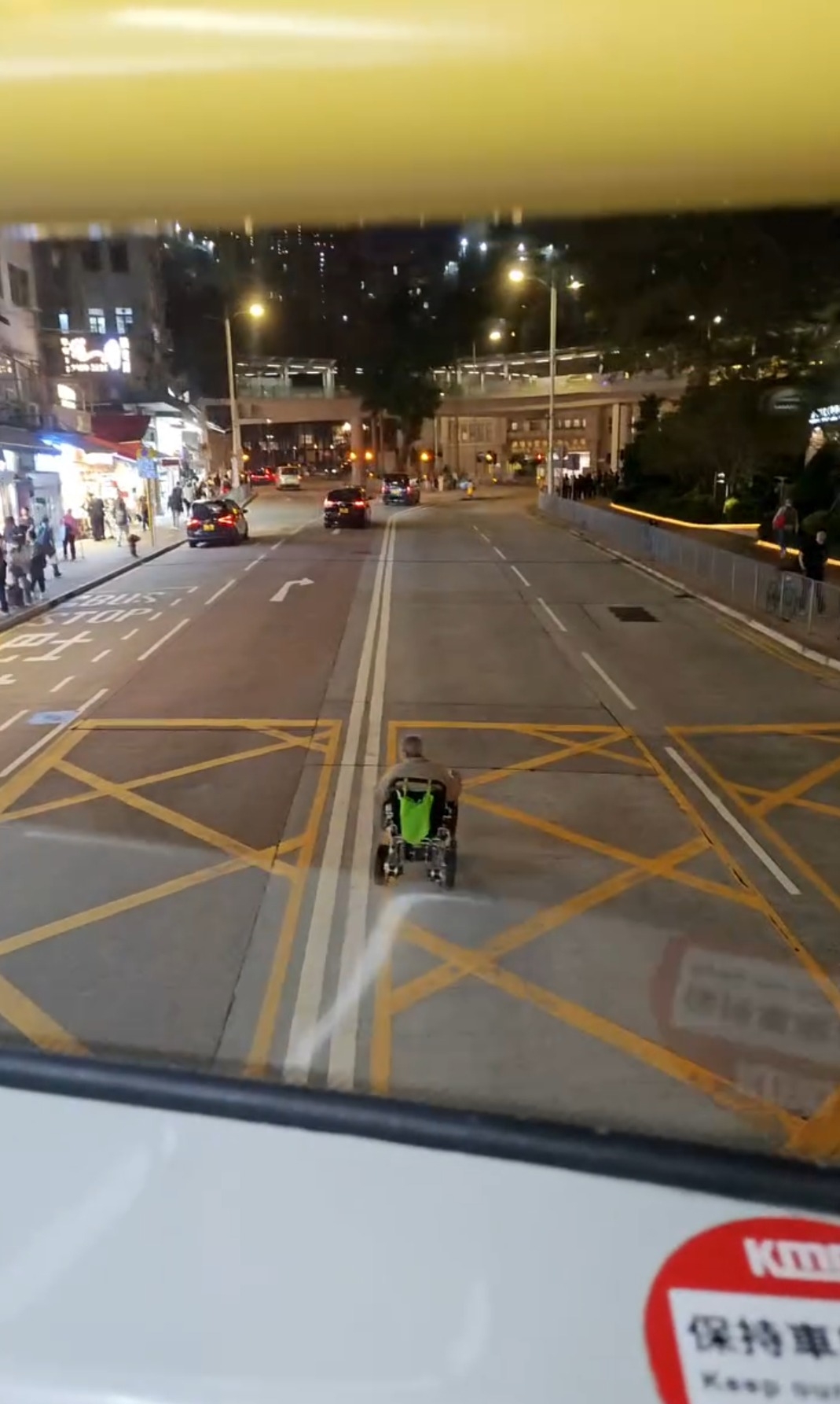 一名長者駕駛電動輪椅，緩慢橫越馬路，期間更停留在黃格區左搖右擺，導致車流受阻