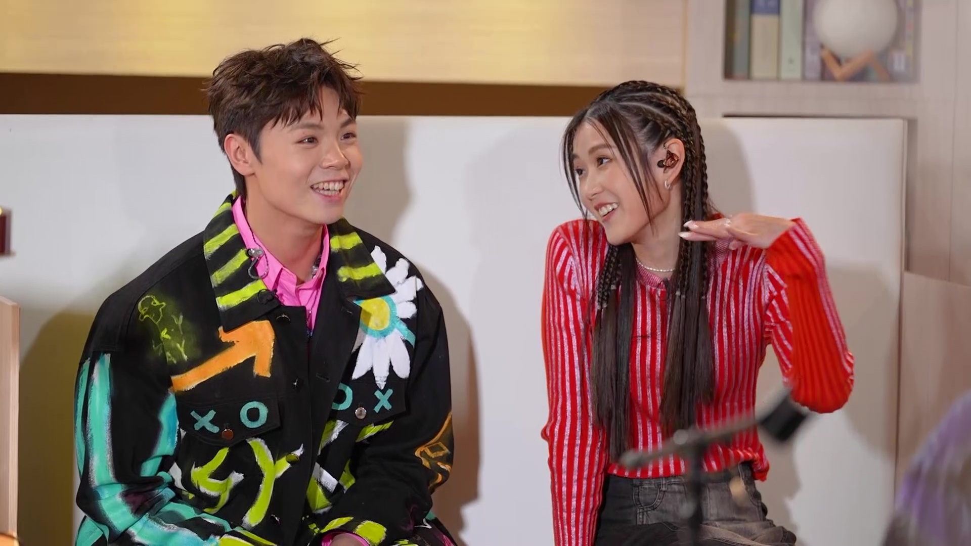 Archie冼靖峰 同 Sherman潘靜文 主持《J Music》。