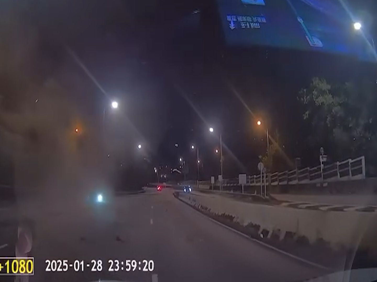 呈祥道私家車影線位切線失敗，鏟石壆再連打關斗四輪朝天