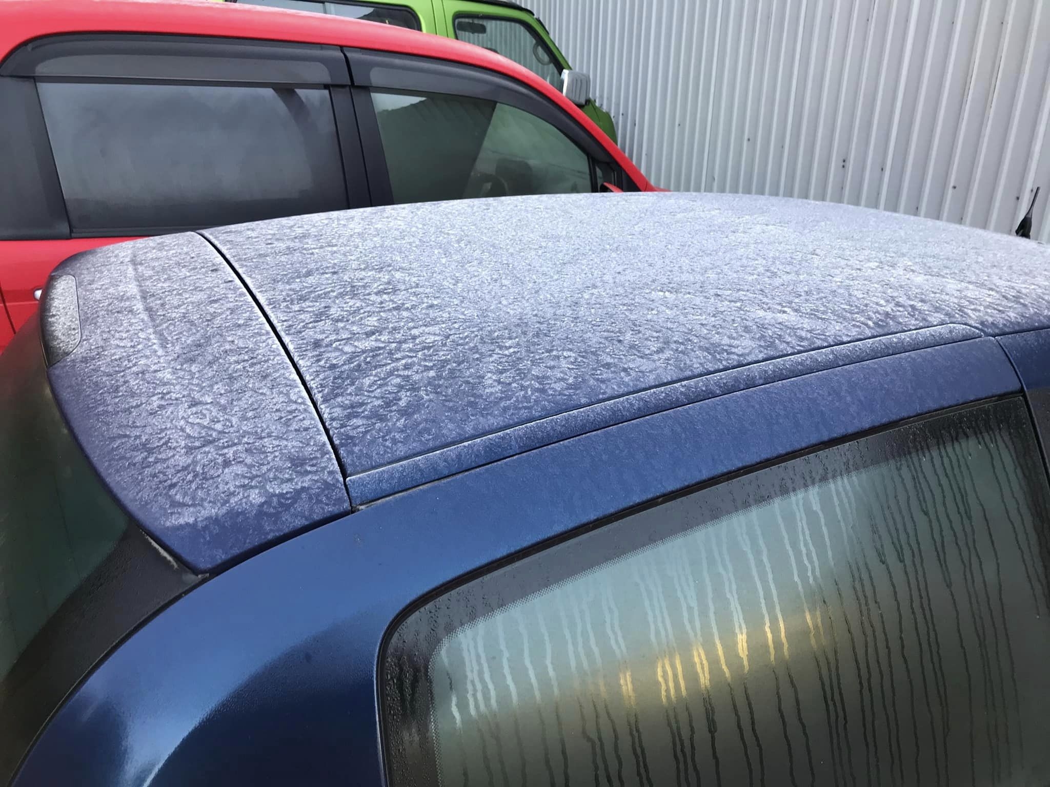 有車輛被霜凍覆蓋