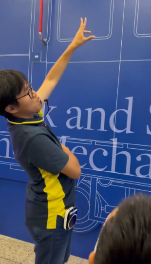 港鐵男職員真身竟為「鐵路展導賞員」