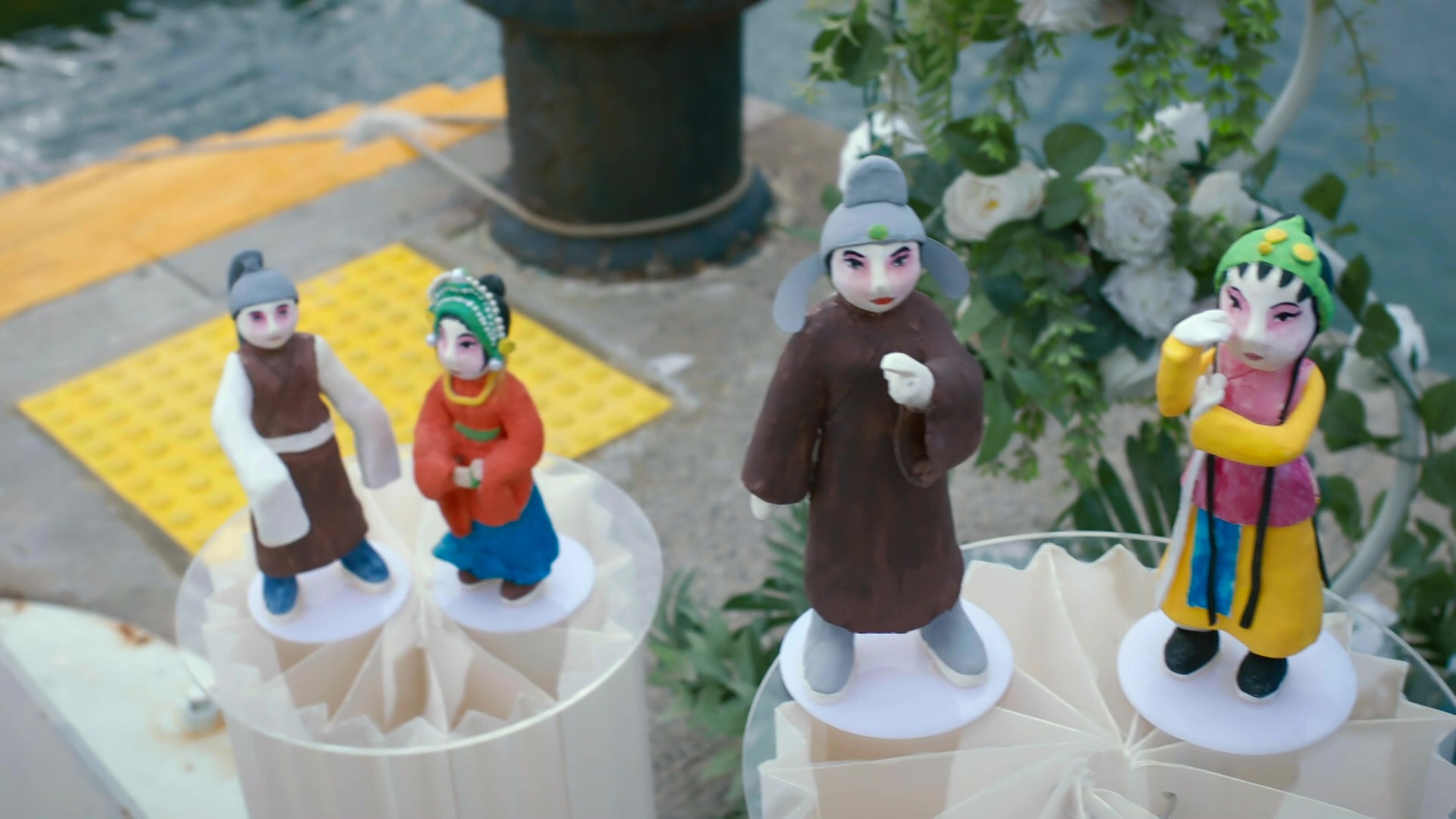 浩棕大讚劇組同事用心又認真，公仔搵唔同嘅大戲造型做參考，仲要由造型到上色全人手製作。