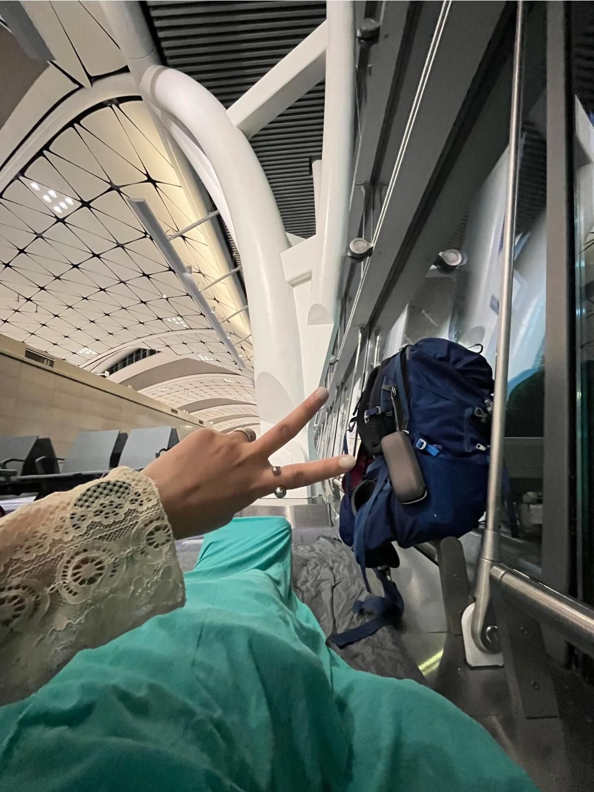 五一黃金周｜內地女教香港機場窮遊過夜攻略，稱「放下羞恥心」睡地上。