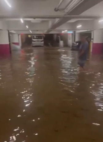 黑雨｜柴灣環翠停車場水深一度及膝　車主趕往救車　網民憂保險不受保