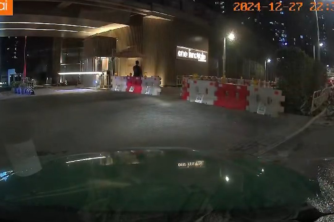 粉嶺的士司機疑嫌短途收車資「發晦氣」被打。(影片截圖)