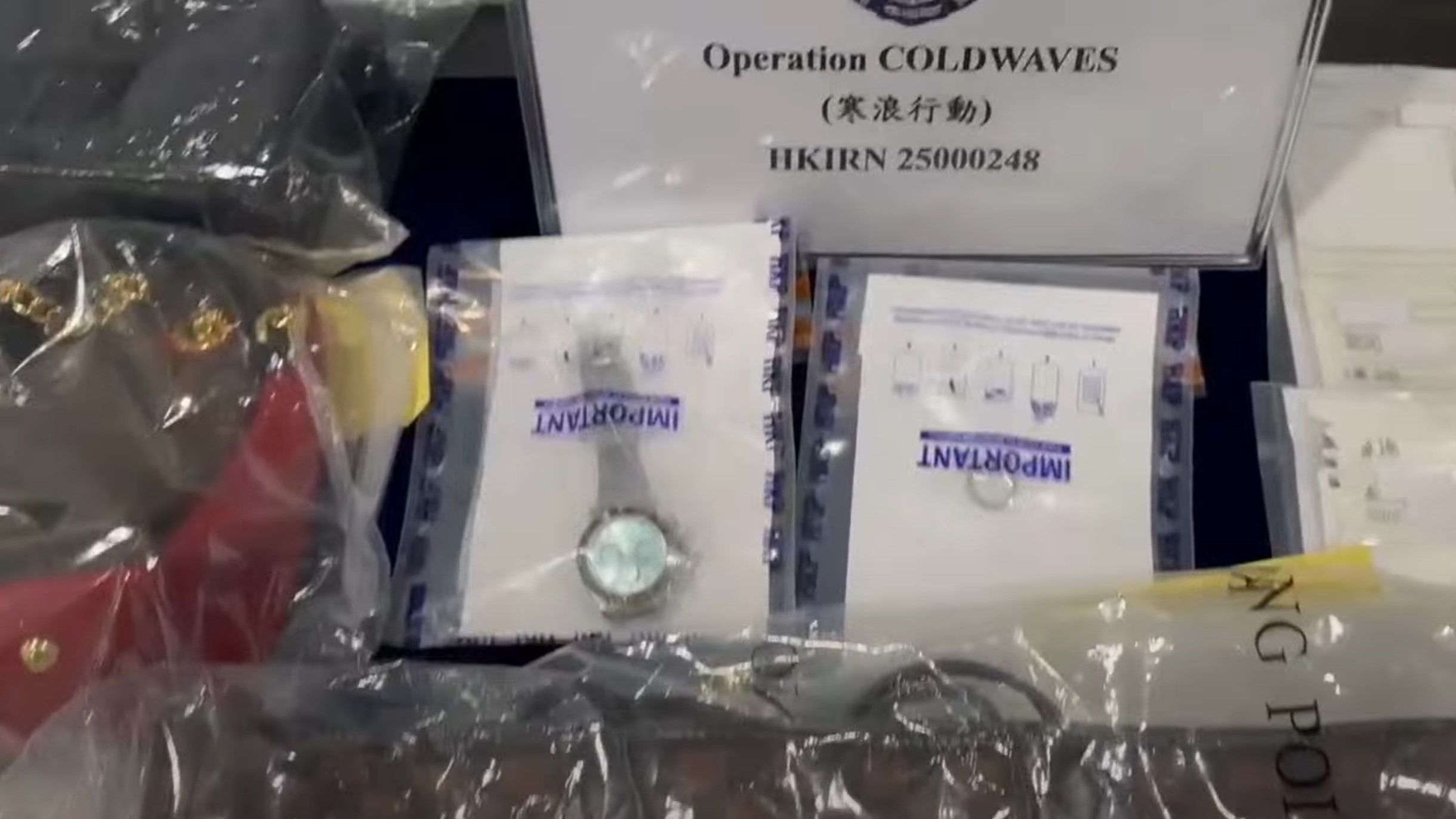 警方在現場搜獲超過29萬元港幣現金、多部手提電話及少量懷疑毒品，包括「冰」毒、可卡因及依托咪酯（前稱「太空油」）。（警方YouTube直播截圖）