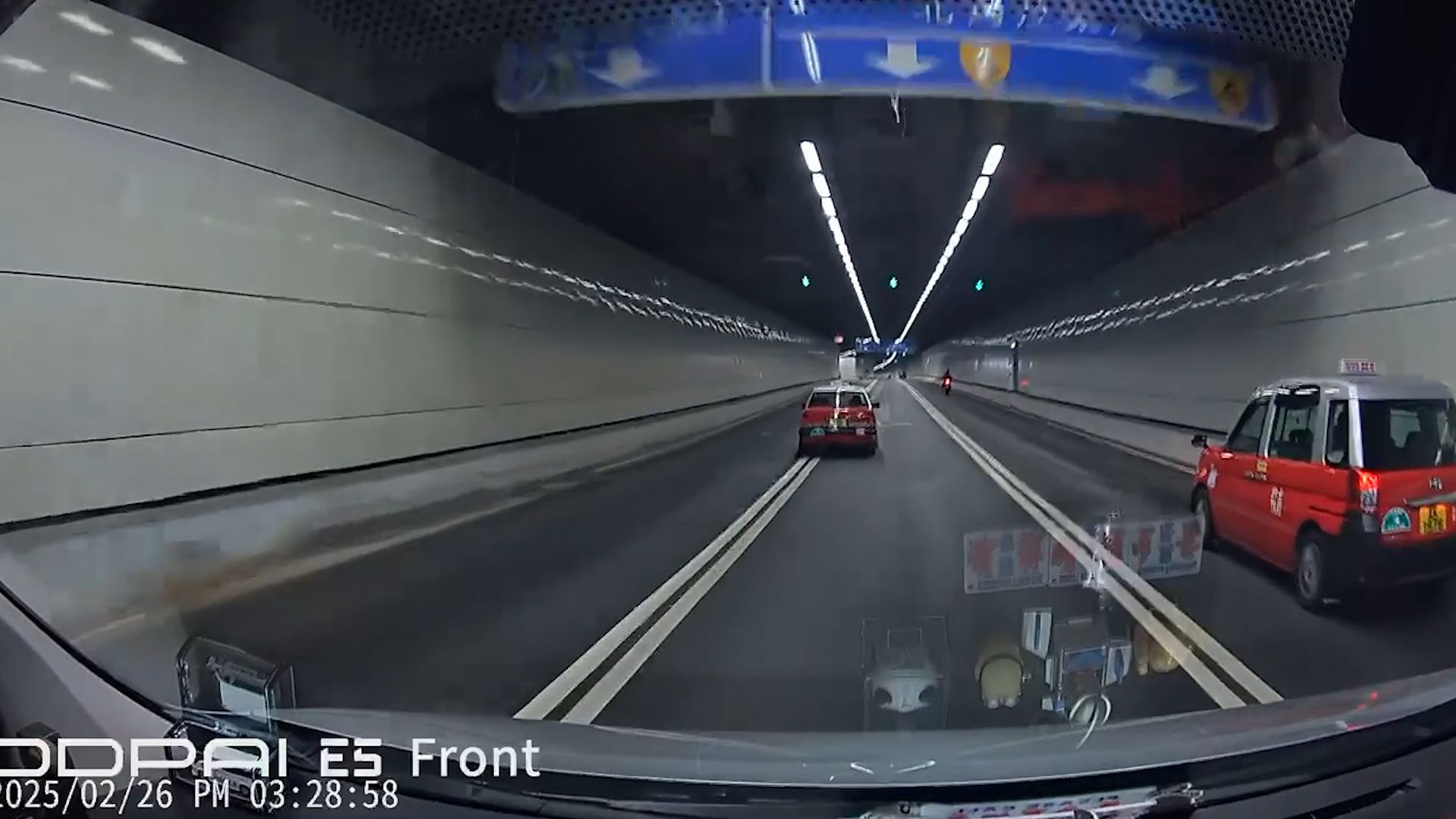 的士無法無天隧道內公然越雙白線。(影片截圖)