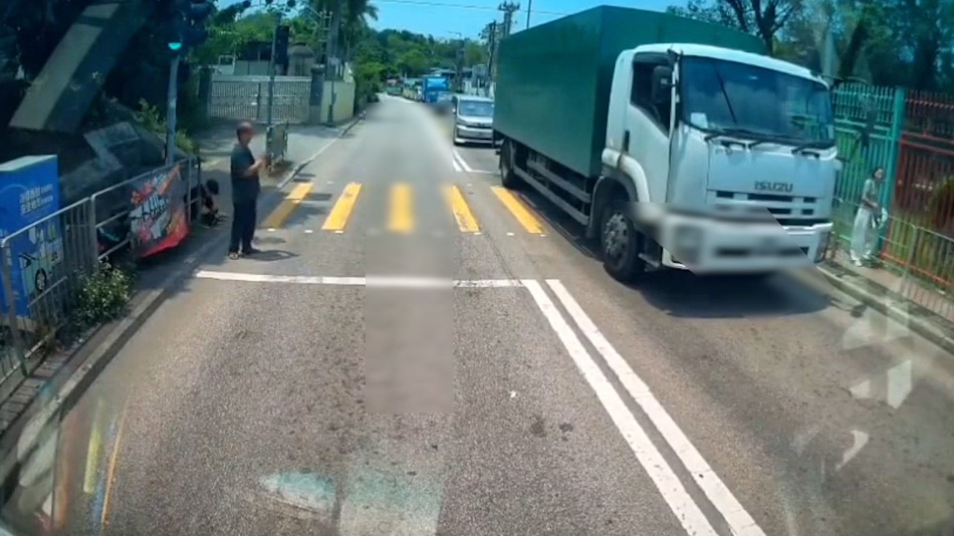 車Cam直擊｜男子青山公路衝紅燈「捐車罅」　遭貨車撞飛再反彈落地 （FB＠突發馬路車cam大全／Edwin Ying Fai）